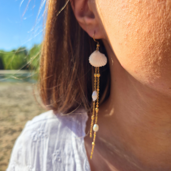 Boucles d'oreilles Shelly — Coque Naturelle & Chainettes Dorées
