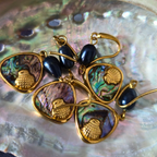 Boucles d'oreilles Asymétriques Emma — Nacre Abalone & Chaînes Irisées
