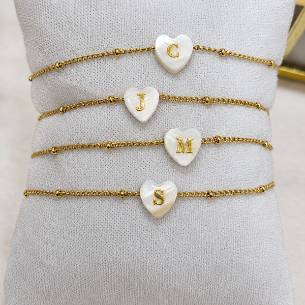 Bracelet Tiana — Cœur Nacre & Initiale Personnalisée