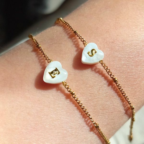 Bracelet Tiana — Cœur Nacre & Initiale Personnalisée