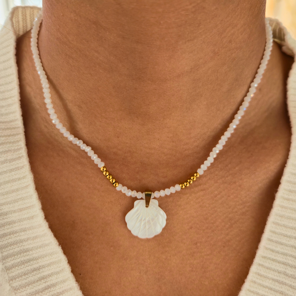 Collier Shella — Perles Verre Blanc & Pendentif Coque Nacre