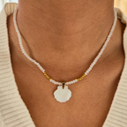 Collier Shella — Perles Verre Blanc & Pendentif Coque Nacre