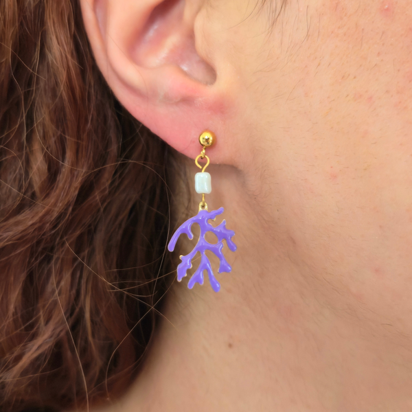 Boucles d'oreilles Asymétriques Coralia — Corail Violet & Émail