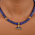 Collier Marlin — Perles Bleues & Queue de Poisson Dorée