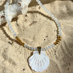 Collier Shella — Perles Verre Blanc & Pendentif Coque Nacre