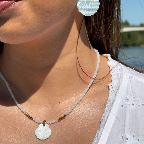 Collier Shella — Perles Verre Blanc & Pendentif Coque Nacre
